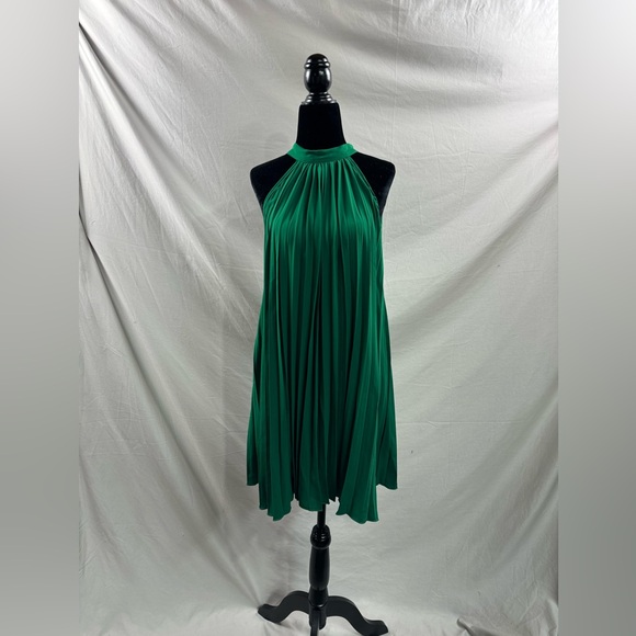 Green Tie Back Pleated Halter Dress - Picture 6 of 8